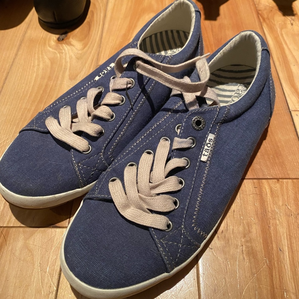 Taos Star sneakers - size 9